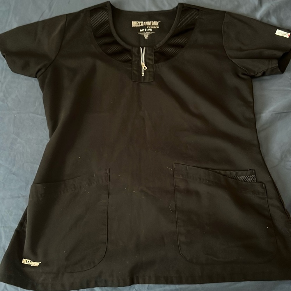 Black Grey’s Anatomy active scrub top. Size M